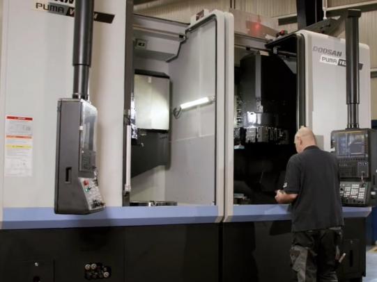 Anlieferung Doosan Puma V8300M mit Filmteam