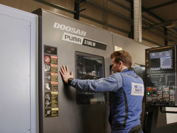 Anlieferung Doosan Puma 5100 LM mit Filmteam